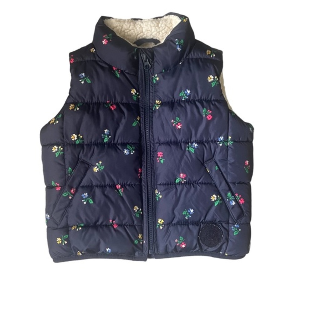 Good condition no flaws. GAP Kids Sherpa lined puffer. Xs.